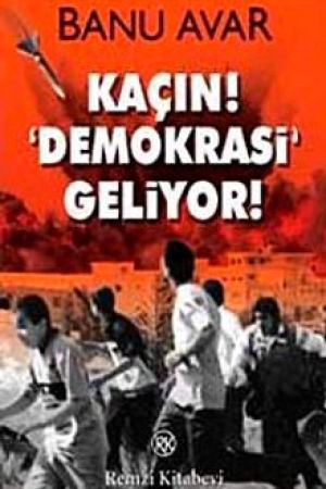 Kaçın! Demokrasi Geliyor! kapağı