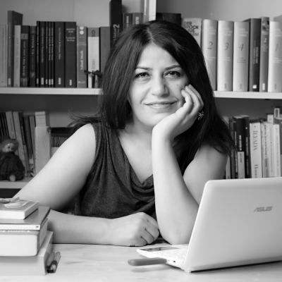 Menekşe Toprak